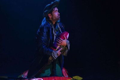 Patrick Egerborg var ene mand på scenen, da Team Teatret onsdag viste satirisk klimaopera. Meget sigende for ugens udfordrende vejr fremførte han blandt andet dødssejleren fra operaen »Den Flyvende Hollænder« med gummibåd og redningskrans. Foto: Herning Opera Festival