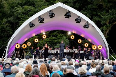 På den store parkscene i Sdr. Anlæg er der gratis koncerter både fredag, lørdag og søndag, og i år er der orkesterbesætning på alle tre koncerter. Det er en opgradering fra tidligere år - blandt andre åbningskoncerten i Sdr. Anlæg i 2021, da Ingeborg Børch, Jens Søndergaard og Lars Møller indtog den store operascene, og Prinsens Musikkorps spillede.