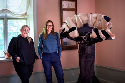 Line Nordentoft (t..v) fra Herning Opera Festival, som her er fotograferet med Kristine Holm-Jensen fra Museum Midtjylland, roser MCH's velvilje, da operafestivalen kom i vejr-problemer. Foto: PR-foto