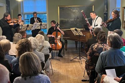 Herningsholm var tætpakket til åbningskoncert med Ensemble Midtvest i salen med landskabsmalerier, som stod godt til koncertens tema.Foto: Ensemble Midtvest