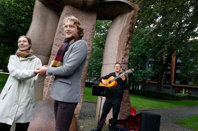 Sopran Johanne Bech Madsen, baryton Jens Sønderstrup og guitarist Allan Sjølin indledte vandringen ved »Herningstenen«.
