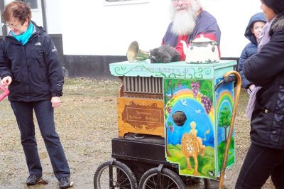 I november 2011 spillede Kurt Olskær på sin lirekasse ved et julemarked på Møltrup Optagelseshjem.