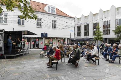 Der var fyldt til Morgensang lørdag morgen ved Herning Opera Festival - så fyldt at der manglede sanghæfter. Men det problem løste operafestivalens kunstneriske leder Mads Bille.
