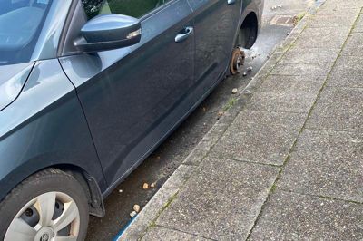 Helle Raabjerg Thomsen, Laurids Thomsens mor, lagde mandag et opslag ud på Facebookgruppen »Vildbjerg Opslagstavlen« med dette billede af hendes søns bil, der natten til mandag havde fået stjålet sit ene hjul.