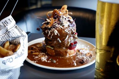 Hotel Scandic Regina vandt i år i kategorierne »Den mest kælne, brune sovs« og »svedigste løg«, da De Brune Riddere kårede Danmarks Bedste Bøfsandwich. I hovedkategorien blev hotellet i Herning nummer to.