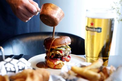 Den brune sovs, der bliver hældt oven på bøfsandwichen i restauranten på Hotel Scandic Regina, blev af »De Brune Riddere« kåret til den bedste af slagsen i 2025.