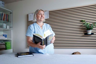 I de snart 10 år Mary Frølund har drevet klinikken er det blevet mere almindeligt at gå til alternativ behandling. Mary Frølund, der er uddannet ergoterapeut, siger, at hun med sin baggrund er med til bygge bro mellem videnskaben og det mere erfaringsbaserede, som den alternative behandling handler om.