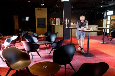 Torsdag aften står teaterdirektør Michael Asmussen klar til at byde velkommen på Herning Ny Teater.