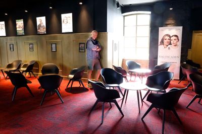 Michael Asmussen i den nye lounge. Vinduet vender ud mod baggården. Boconcept har leveret møblementet, mens Ege Tæpper har leveret gulvtæpperne - delvist som sponsorater.