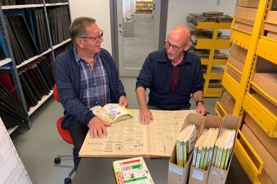 Kurt Larsen (t.v.) og Jens Arne Poulsen gransker de gamle Ikast Avis-bøger, telefonbøger og gamle skattebøger. Nu håber de på byens hjælp til at nå i mål med at genskabe Strøgets handelshistorie.