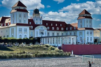 Smuk og nostalgisk ligger badebyen Binz med dejlig sandstrand og fine, dyre hoteller og andre gamle, men opdaterede bygninger.