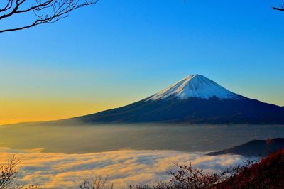 Japans største og mest ikoniske bjerg, Mount Fuji står skarpt mod den smukke vinterhimmel. Vi kommer helt tæt på bjerget, der også har stor åndelig betydning.