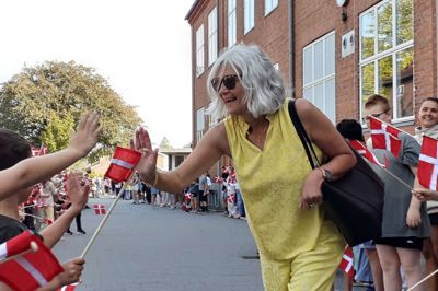 Dorte Georgsen blev mødt med flag og taktfaste tilråb fra eleverne, da hun havde sidste skoledag på Vestervangskolen.