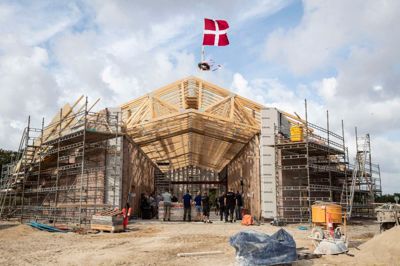Dannebrog og den obligatorisk krans var hejst til tops i byggeriet af det nye missionshus for Hammerum-Gjellerup Indre Mission.