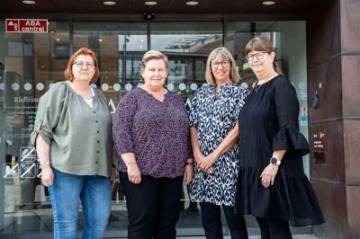 160 års samlet erfaring. Maj-Britt Iversen, Lillian Lillelund Hansen, Marie Jensen og Lotte Mikkelsen begyndte alle som elever på Herning Rådhus 1. september 1981 - og har været kolleger lige siden. De seneste 10 år har de prioriteret en årlig café-tur for at samle op på historien, fælles forbindelser, og hvad der rører sig af interessante emner på den store kommunale arbejdsplads.