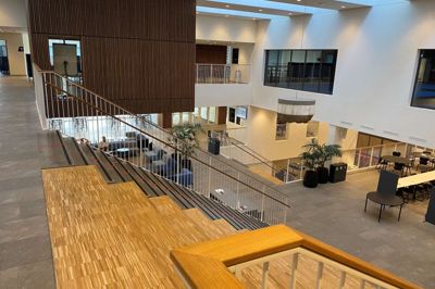 Politiskolen endte blandt andet i Vejle, fordi der lå en tidligere sygeplejeskole, som kunne ombygges. Det skulle dog vise sig, at der skulle en masse nybyggeri til, hvilket blandt andet kan ses på skolens centrale atrium.