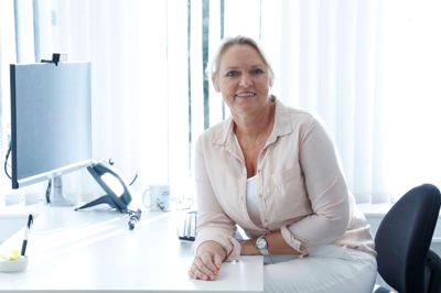 Praktiserende læge Liselotte Hjelm Kristensen fortæller, at coronasmitten slet ikke er på noget alarmerende niveau i øjeblikket og ikke fylder ret meget hos lægerne.