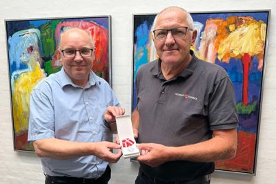 Direktør Christian Bentzen-Bilkvist (t.v.) overrækker belønningsmedalje til Anders Knudsen, der har været ansat hos Gemina Termix i 50 år.