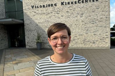 Christina Tind Rabjerg er uddannet inden for kristendom, kultur og kommunikation på Diakonhøjskolen i Aarhus.