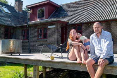 Anders og Sarah Villadsen boede til for nyligt i Stårup med deres søn Elias, men er nu flyttet til lejlighed Viborg, da der er mange penge at tjene på udlejningen af huset.