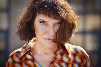 Susanne Bier har netop instrueret sin anden ting til streaminggiganten Netflix. Hun er begejstret, men behersket. - Jeg har en eller anden weird form for selvdisciplin: Lad være med at kage rundt i dig selv, og så tillader jeg ikke mig selv at have en fest med at være blevet færdig, siger hun. Foto: Liselotte Sabroe/Ritzau Scanpix