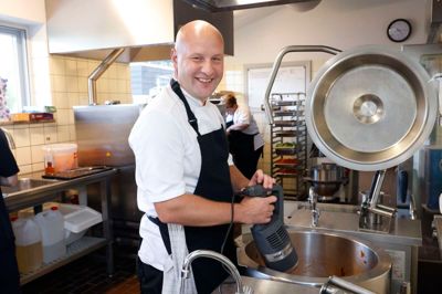 Søren Pilegaard har som køkkenchef skiftet job fra badehotel til efterskole. Han søgte nye udfordringer efter mange år med et meget højt arbejdstempo. Der er stadig nok at se til i hans nye arbejde, men det kan bedre kombineres med at have et familieliv, fortæller han.