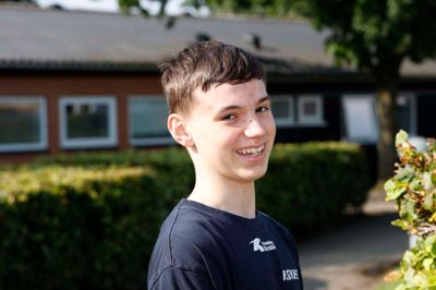 William Budolfsen, 16 år, går i 10. klasse, Sdr. Feldings Efterskole: - Hvis det mætter og er sundt, er det godt for én. Jeg kan lide alle retter, skolens køkken laver. Det er ikke svært at vælge en favorit. Jeg elsker laks med kartofler og en god sovs og salat til. Maden er vigtig på en efterskole. Man kan ikke nøjes med morgenmad og køre igennem indtil aftensmaden. Jeg kan også godt lide traditionen med, at vi får varm mad til frokost og rugbrød til aften. Man får meget energi af at få den varme ret til frokost.