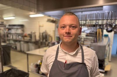 I en alder af 25 år har Paul Nielsen landet jobbet som ny køkkenchef på Hotel Vildbjerg.