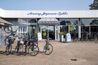 Ophørsudsalget hos Henning Jørgensen Cykler er i gang en måned eller to endnu, og derefter er det Frisør Morgenhår, der rykker ind i lokalerne.