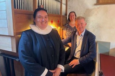 Der var lutter smil ved orgelet efter højmessen i Arnborg kirke søndag morgen. Her er Mads Bille omgivet af sognepræst Emilie Louise Nielsen og menighedsrådets næstformand Mette Dyrby Kristensen.