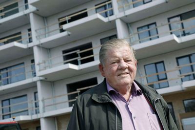 Børge Jørgensen stod sammen med sine sønner, Bjarne og Benny, bag BBB Ejendomme. Her er han fotograferet i forbindelse med rejsegilde på møllegrunden i 2020. Han blev 76 år.