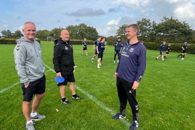 Rudi Rolighed (i grå trøje) og Jan Thorup Madsen (t.h.) har i mange år været trænere for de drenge, der nu spiller på U16 i Vildbjerg SF. Nu har de overgivet trænertjansen til Jan Nielsen (i midten) og Jonas Hansen (der ikke er med på billedet).