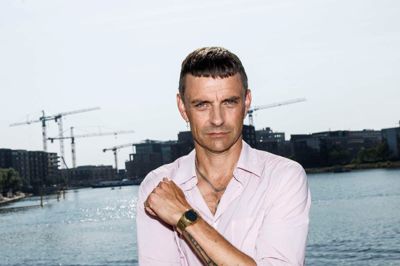 Simon Kvamm er netop blevet genvalgt som dommer i næste omgang »X Factor«. Om Stine Ellerbæk også genvalgte ham, eller hvordan parret kom videre, efter at sangeren forelskede sig i en anden kvinde, skal vi ikke kunne sige.