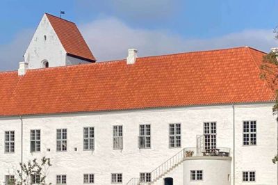 Garry, den ene halvdel af klosterforvalterparret, viser os rundt på det gamle Ørslev Kloster, der i dag fungerer som arbejdsrefugium.