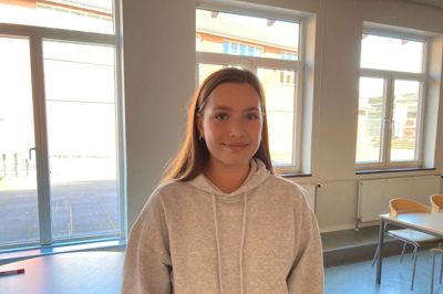Anna Luplau Johannesen, 13 år, 8.x, Kibæk Skole: - Nej, og jeg har heller ikke hørt om nogle. Jeg tilføjer ikke folk, jeg ikke kender på de sociale medier, jeg er på. Det er Snapchat, Instagram og Facebook. Jeg kunne ikke finde på at dele billeder af andre eller misbruge nogle eller mobbe. Hvis jeg er usikker på noget på de sociale medier, så spørger jeg vores lærer eller mine forældre.