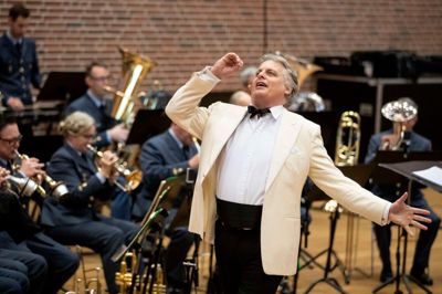 Sådan kender vi operasanger Morten Frank Larsen, men nu skal han også prøve kræfter med skuespillet.