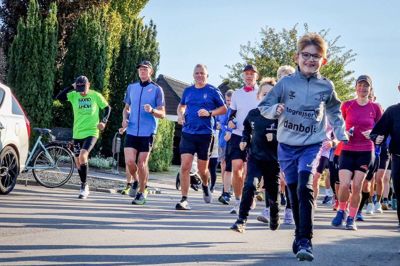Omkring 50 løbere i alle aldre var med til at fejre Flemming Nielsens (nummer tre fra venstre) halvmaratonløb nummer 200. Nogen nøjedes dog med en kortere distance. En stor del af deltagerne repræsenterede i lighed med jubilaren Ikast Atletik og Motion.