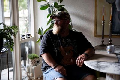 51-årige René Nørby Jensen kan se tilbage på flere årtier, hvor han slet ikke var til stede i sit eget liv. Nu hjælper han andre med at få et bedre liv.