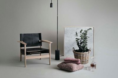 Oxdenmarqs fokus på naturlige og ædle kvalitetsmaterialer samt et klassisk design gør møblerne langtidsholdbare og inviterer patina velkommen. Og så kan de nemt repareres, hvis tidens tand har slidt på dem. Her ses lænestolen Autumn Chair.