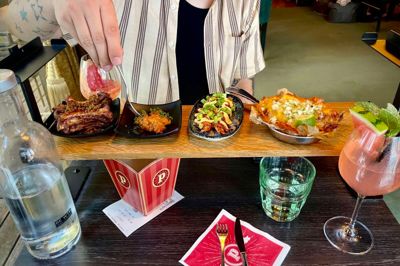 - Det er begrænsningens kunst, sagde Begitte Nyborg, da hun introducerede os til menukortet på appen. Hun anbefalede os at bestille lidt ad gangen, for selvom portionerne ikke er store, så mætter de.
