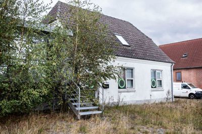 Igennem en længere periode har bygningen på Tjørring Hovedgade 42 været et meget trist syn. Den er en af flere slidte ejendomme omkring hovedgaden.