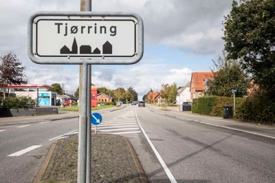 Det er kun syv år siden, at vejforløb, cykelstier og fortove på Tjørring Hovedgade fik en renovering. Nu skal der laves en plan for bygningerne langs med gaden.
