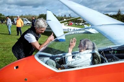 Forstander Dorthe Laursen giver en beboer en hilsen med på friplejehjemmet Højbos årlige udflugt til Arnborg Svæveflyvecenter. Fredag har Dorthe Laursen sidste arbejdsdag.