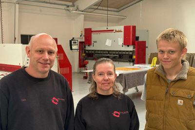 Lars og Anita Vikkelsø Jørgensen og sønnen Jonas Vikkelsø Jørgensen, har for to år siden startet firmaet Center Skilte, som selv producerer skilte og pyloner til butikker og virksomheder. Investeringen i nye rammer er stor, og nu håber de, at ordrebogen snart bliver større. Ægteparret har i forvejen firmaet Vikkelsø Montage, som monterer selvsamme skilte og pyloner, så alt er samlet ét sted i Kibæk.