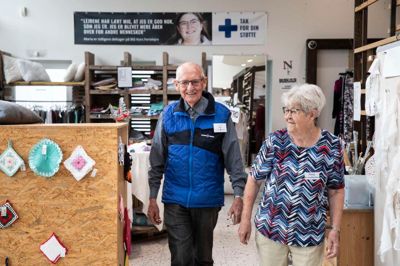 92-årige Aage Lindegaard og 86-årige Anna Mikkelsen arbejder hver eneste uge som frivillige i Blå Kors' store genbrugsbutik på Viborgvej. Det har de gjort i henholdsvis 25 og 20 år - både fordi det giver mening at være med til at skaffe midler til organisationens arbejde for udsatte, misbrugere og deres familier, og fordi de nyder fællesskabet med 60 andre frivillige.