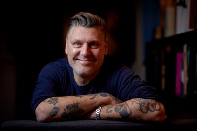 Timm Vladimir - har indtil nu »taget det stille og roligt« med sin nye, næsten 20 år yngre kæreste.