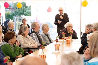Martin Arnbjerg, formand for »Bussens Venner« i Sdr. Felding, holdt tale torsdag, da Engholmcentrets nye bus skulle fejres med manér.