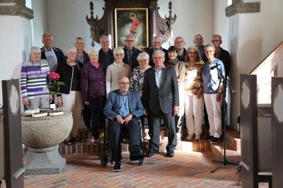 Konfirmand-holdet fra Studsgård Kirke, som det tager sig ud i 2024 - 60 år efter. Bageste række fra venstre: Peder Dreier, Poul Erik Andersen, Kjeld Mortensen, Jørgen Mortensen, Ejgil Hvid Jørgensen, Ingvar Dahlin Hansen, Johannes Lund og Freddy Sass Mikkelsen. Mellemste række fra venstre (med nuværende efternavn i parentes): Kitte Kristensen (Stetter), Karen Pedersen (Olesen), Anni Aagaard (Nielsen), Anne Grethe Dalsgaard, Solveig Laursen (Jørgensen), Lone Bjerre (Astrup), Inger Dreier (Johansen). Forrest Niels Erik Slot og Lars Ole Gjesing.