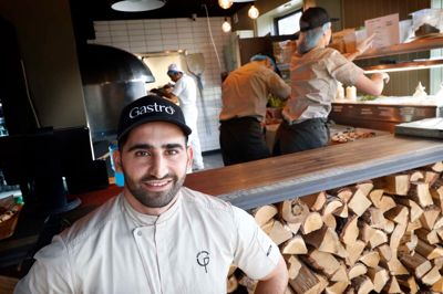 Mohmmad Hamad åbnede Gastro Pizza i Herning for snart et halvt år siden. Nu har hans kone vundet hovedpræmien i en julekonkurrence, Gastro Pizza har udskrevet.