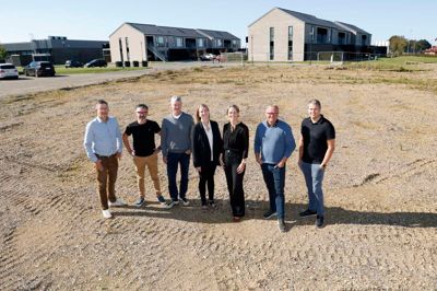 Der er mange gode kræfter bag den kommende færdiggørelse af Koustrup Have, hvor der kommer flere stænger som de to, der stod færdige i 2022 på grunden. Bagmændene er Steen Zaulich fra Zasa Ejendomme, Claus Aagaard Huse og Palle Korsholm Villadsen fra Huse Ejendomme, Christina Lund og Stine Kilde fra Nybolig og Benny Christensen og Anders Karstoft fra Bo Godt Midtjylland.